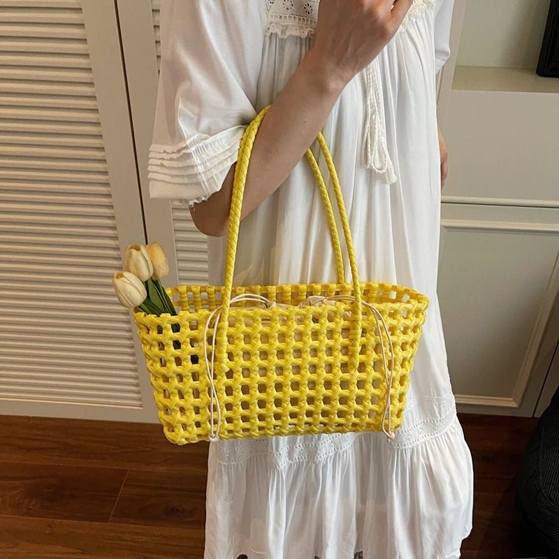 Claudia skulderveske i utskåret design