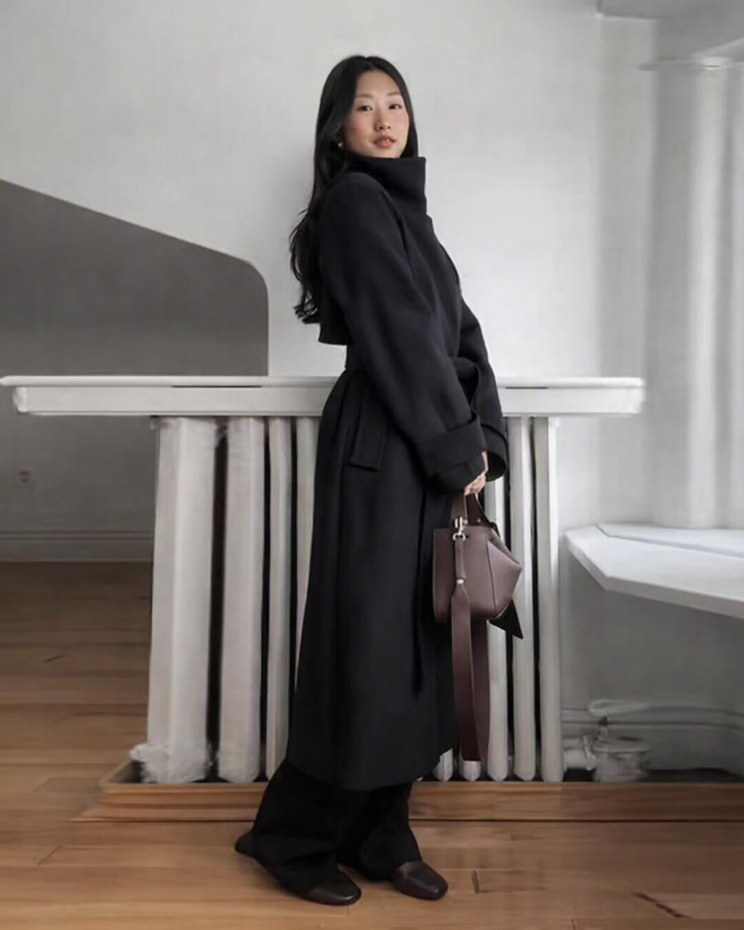 Claudine lang kåpe med belte og høy krage