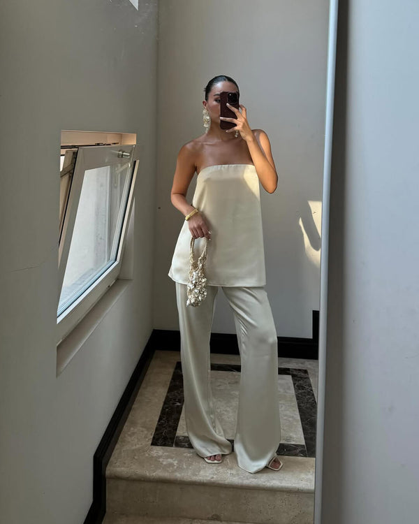 Claudine satengbuksedress med bandeau-topp