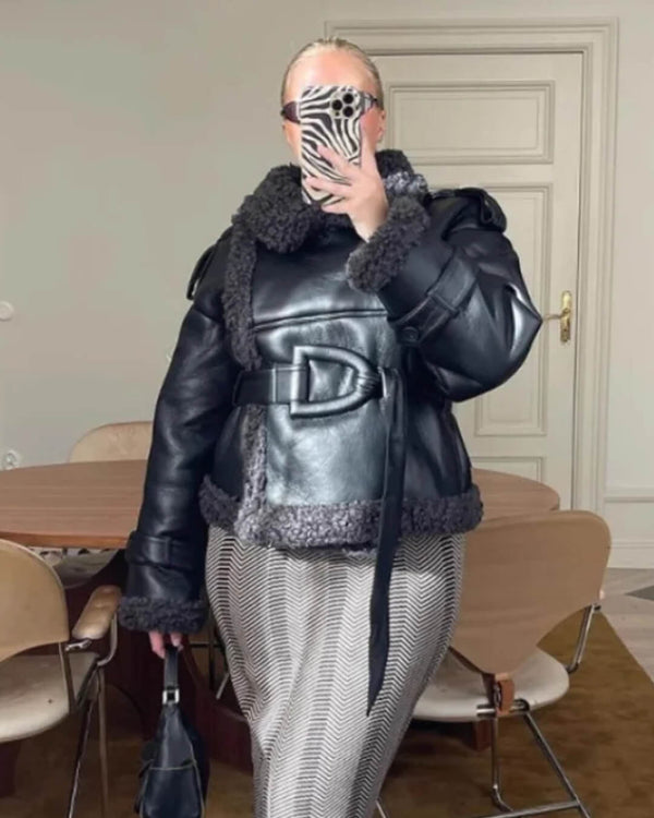 Cora kort jakke i imitert skinn med belte