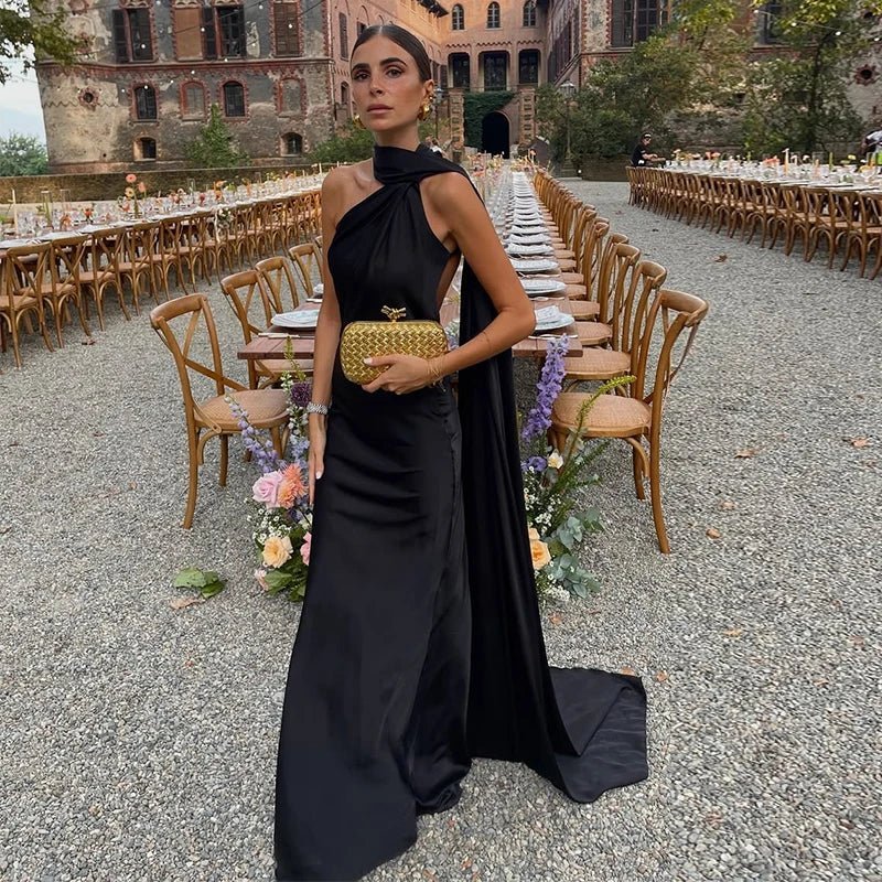 Demetra aftenkjole i sateng med halterneck og åpen rygg