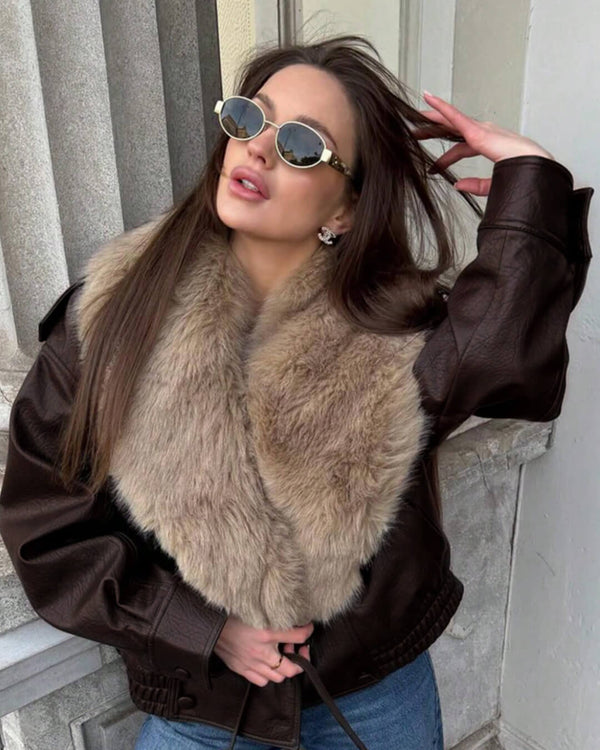 Francesca skinnjakke i imitert skinn med avtakbar pelskrage