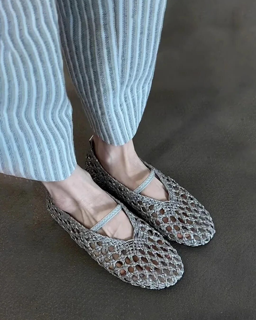 Francesca flate sko med utskårne detaljer og vevd design