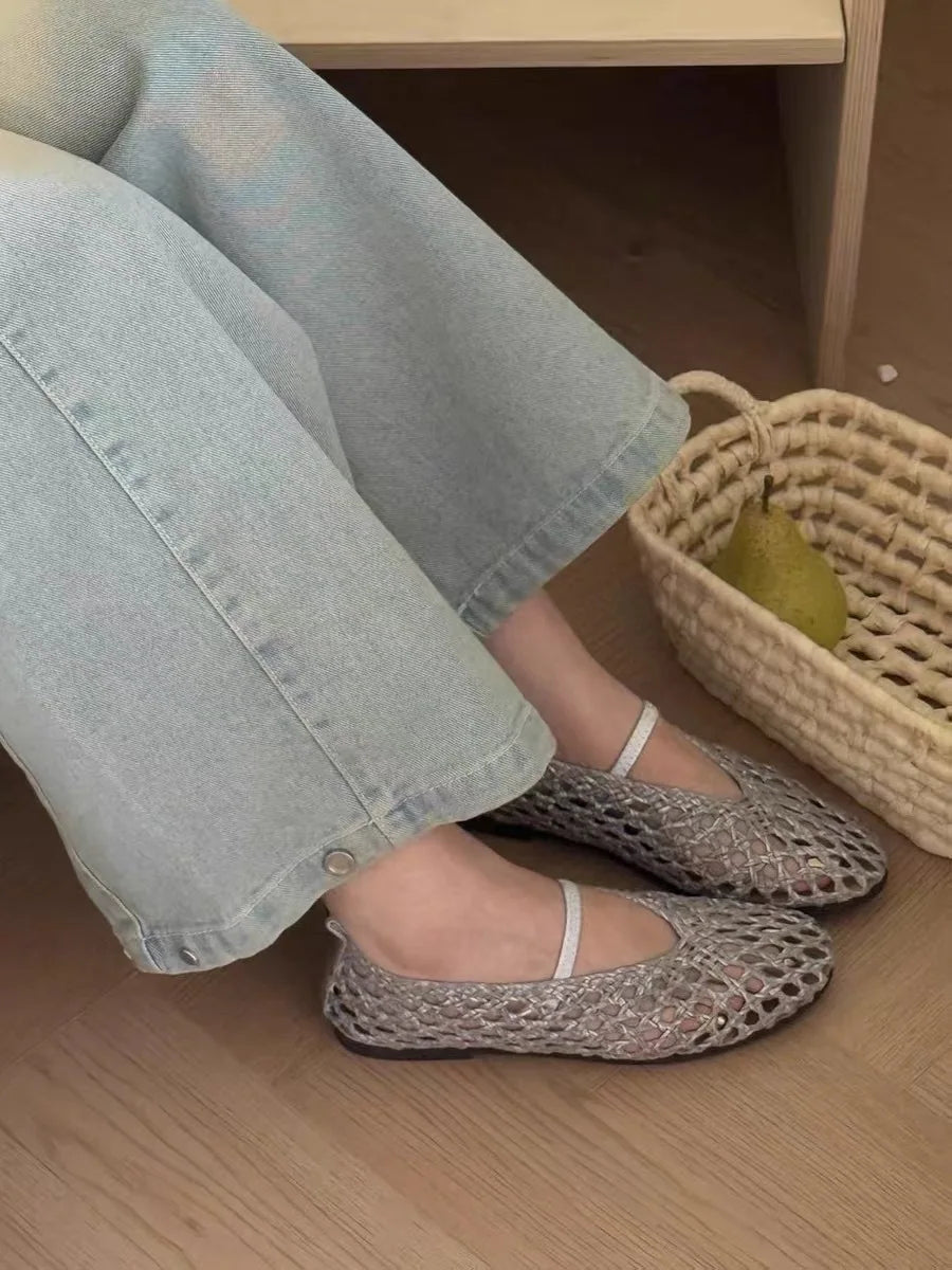 Francesca flate sko med utskårne detaljer og vevd design