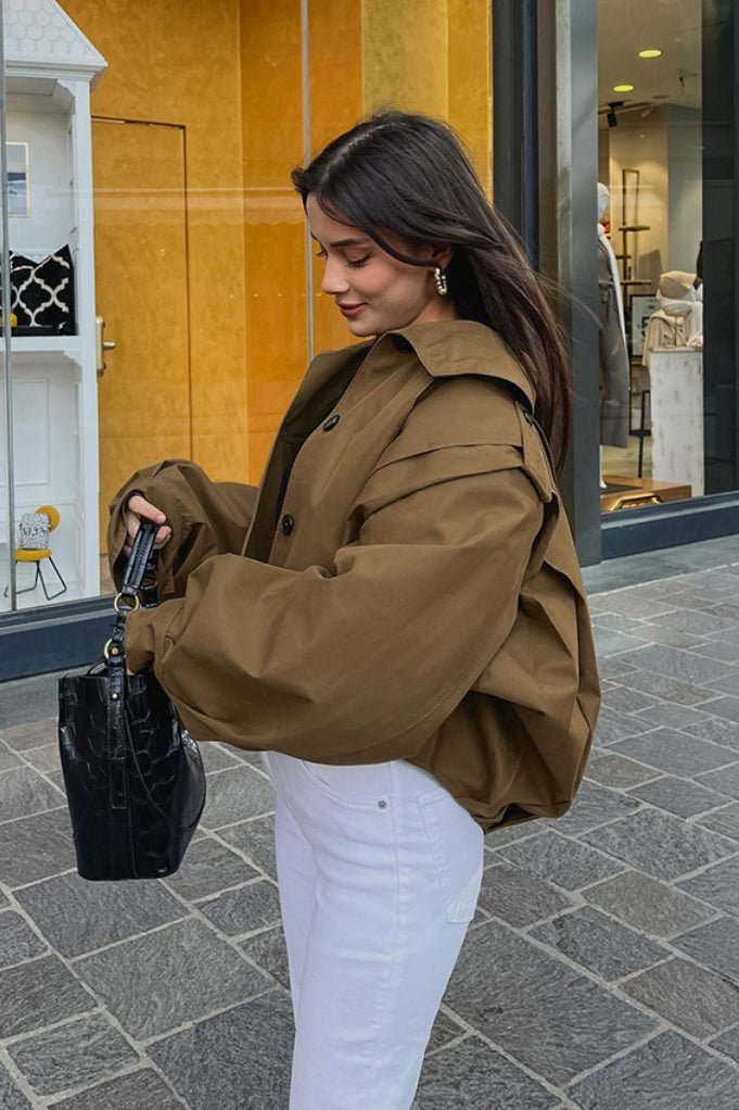 Gina kort utilityjakke med leggdetaljer