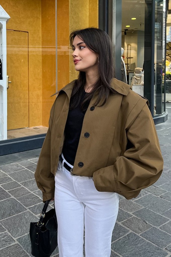 Gina kort utilityjakke med leggdetaljer