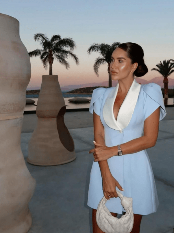 Hypatia minikjole med sjalkrage