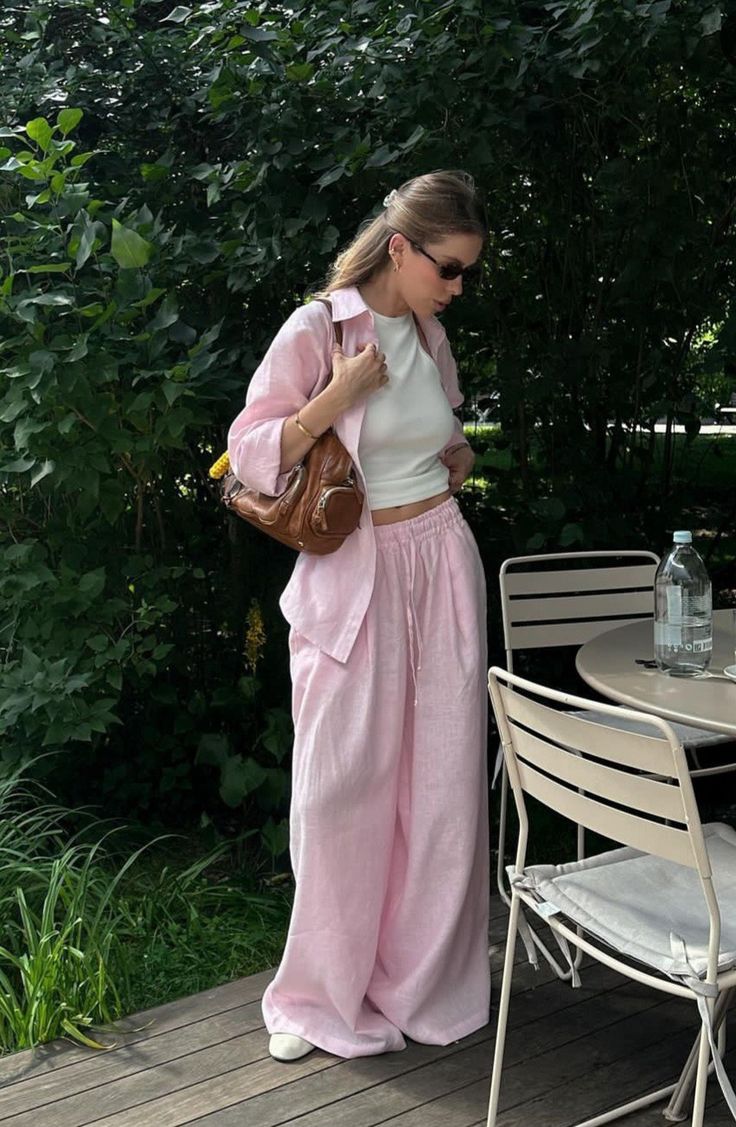 Ivanna sett med løs bluse og bukser med vide ben