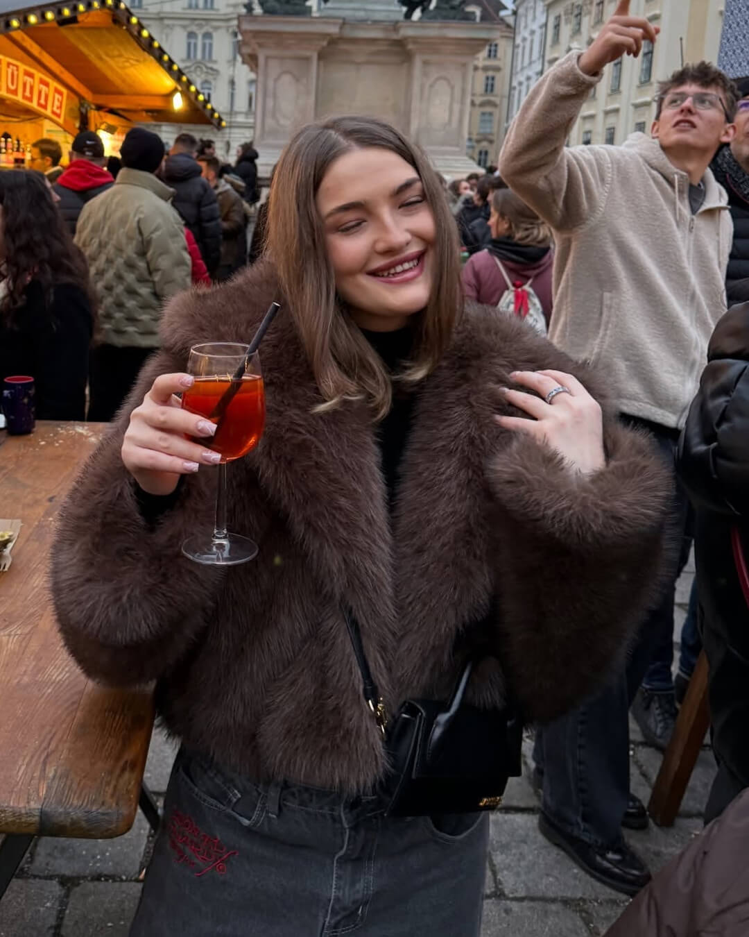 Ivy kort kåpe i fuskepels med hette