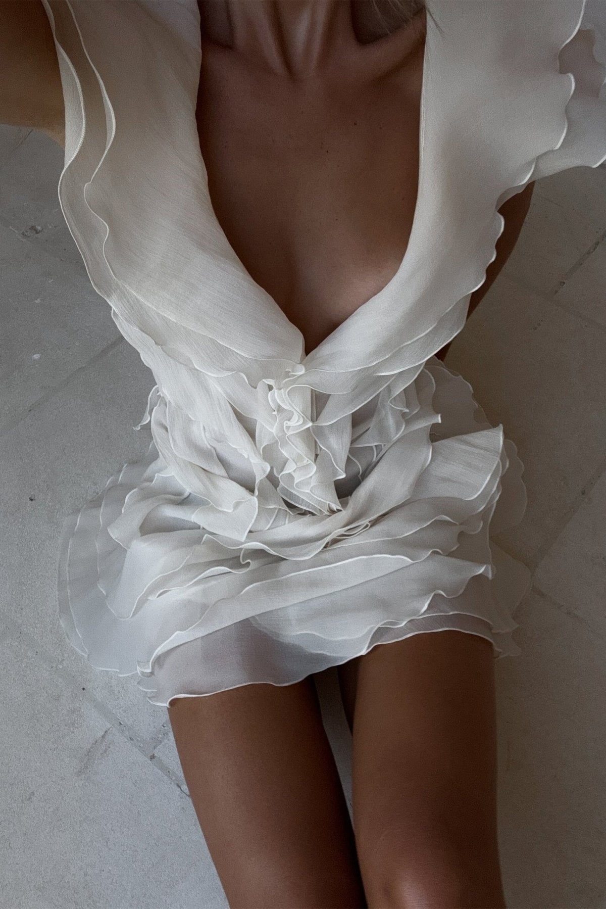 Jasmine offshoulder-minikjole med volanger
