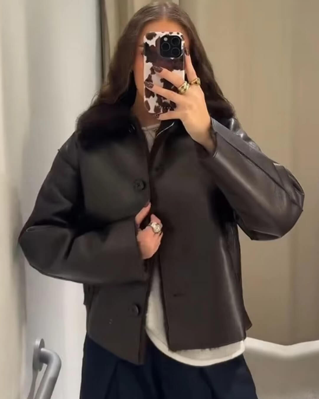 Joana vendbar jakke i imitert pels og skinn