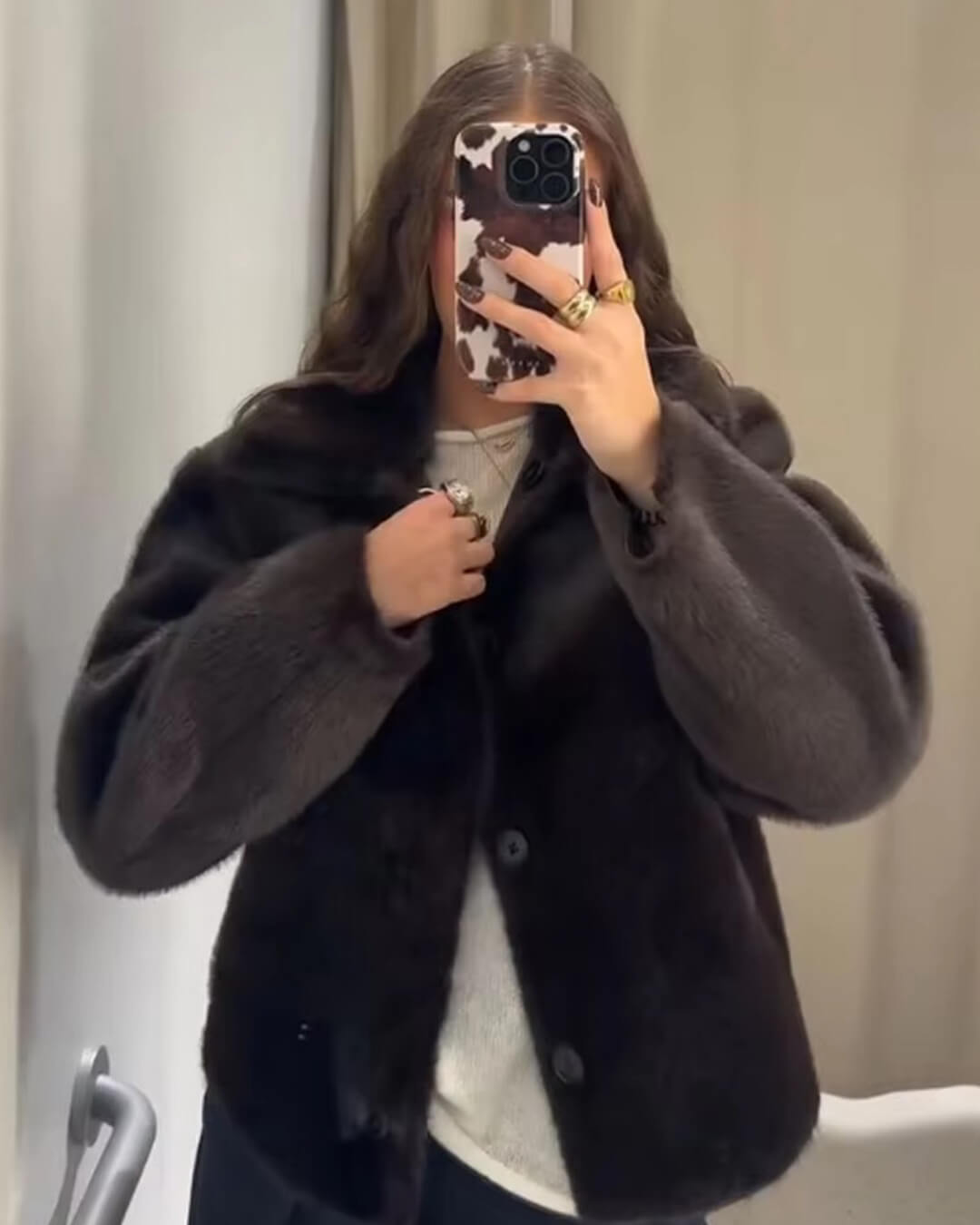 Joana vendbar jakke i imitert pels og skinn