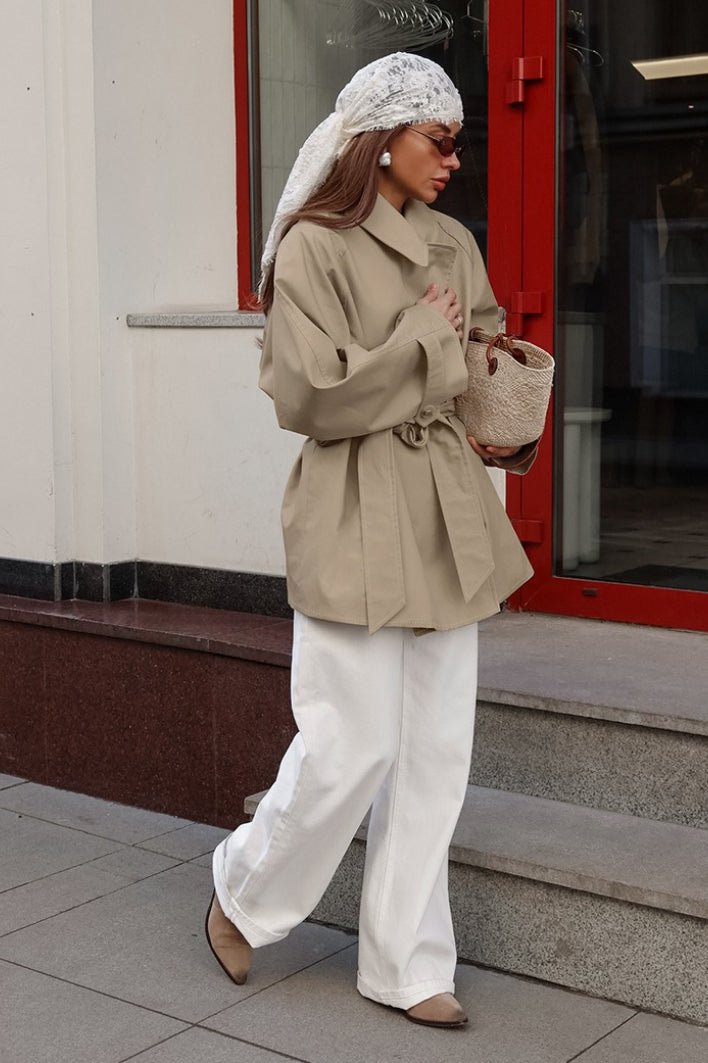 Joanna trenchcoat med belte og omslagsdesign