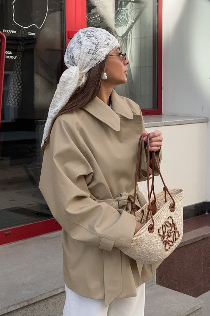 Joanna trenchcoat med belte og omslagsdesign