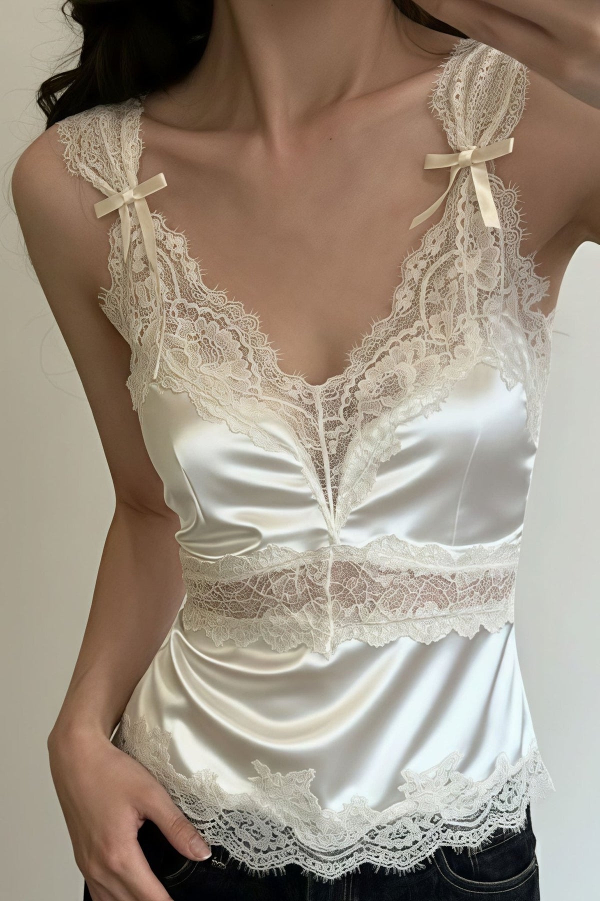 Satinbluse med blonder, V-hals og uten ermer fra Julianne