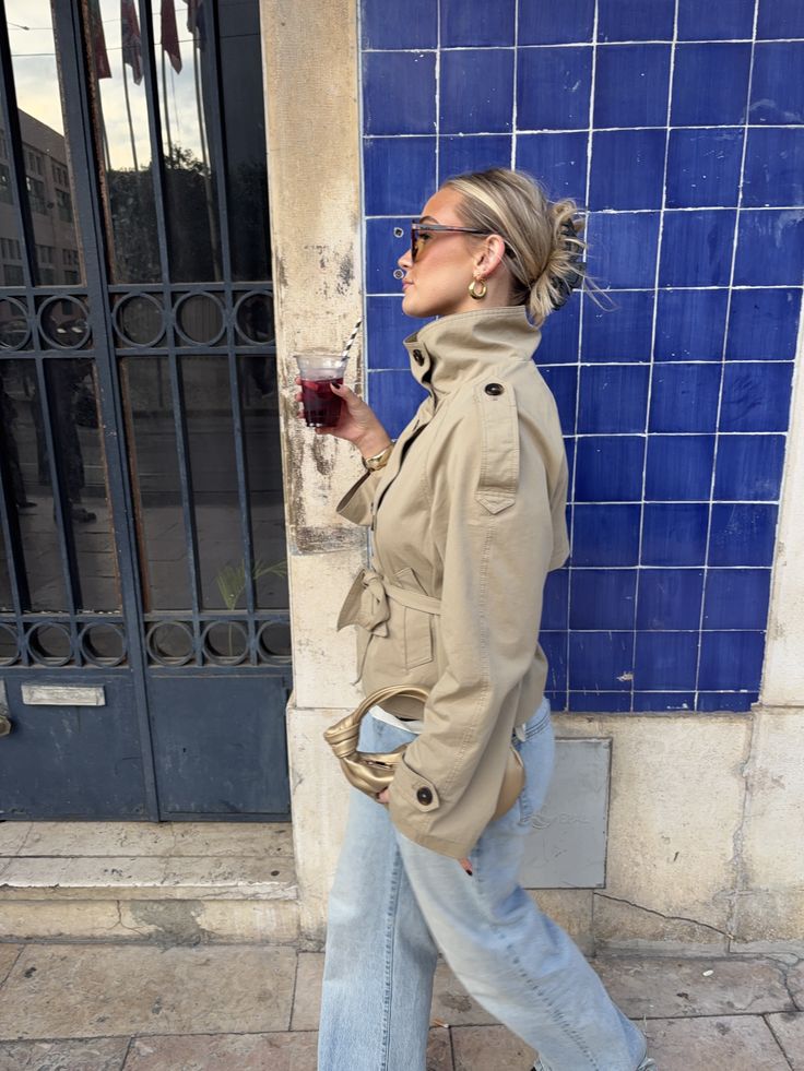 Kara kort trenchcoat med ståkrage