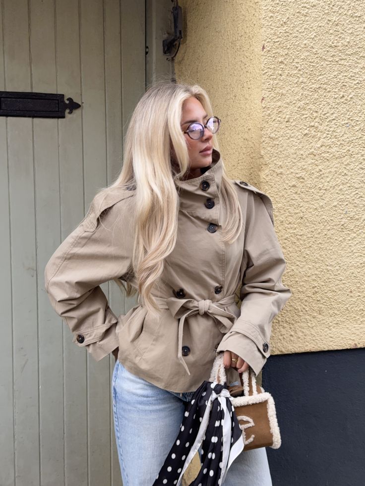 Kara kort trenchcoat med ståkrage