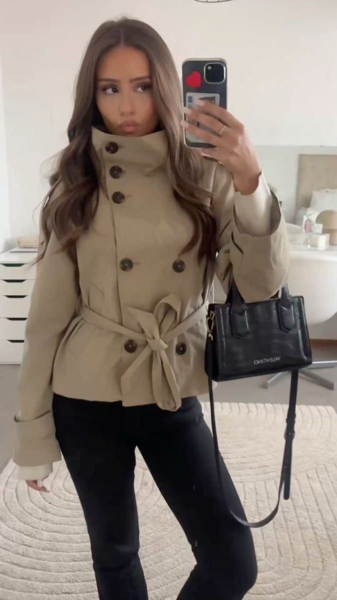 Kara kort trenchcoat med ståkrage