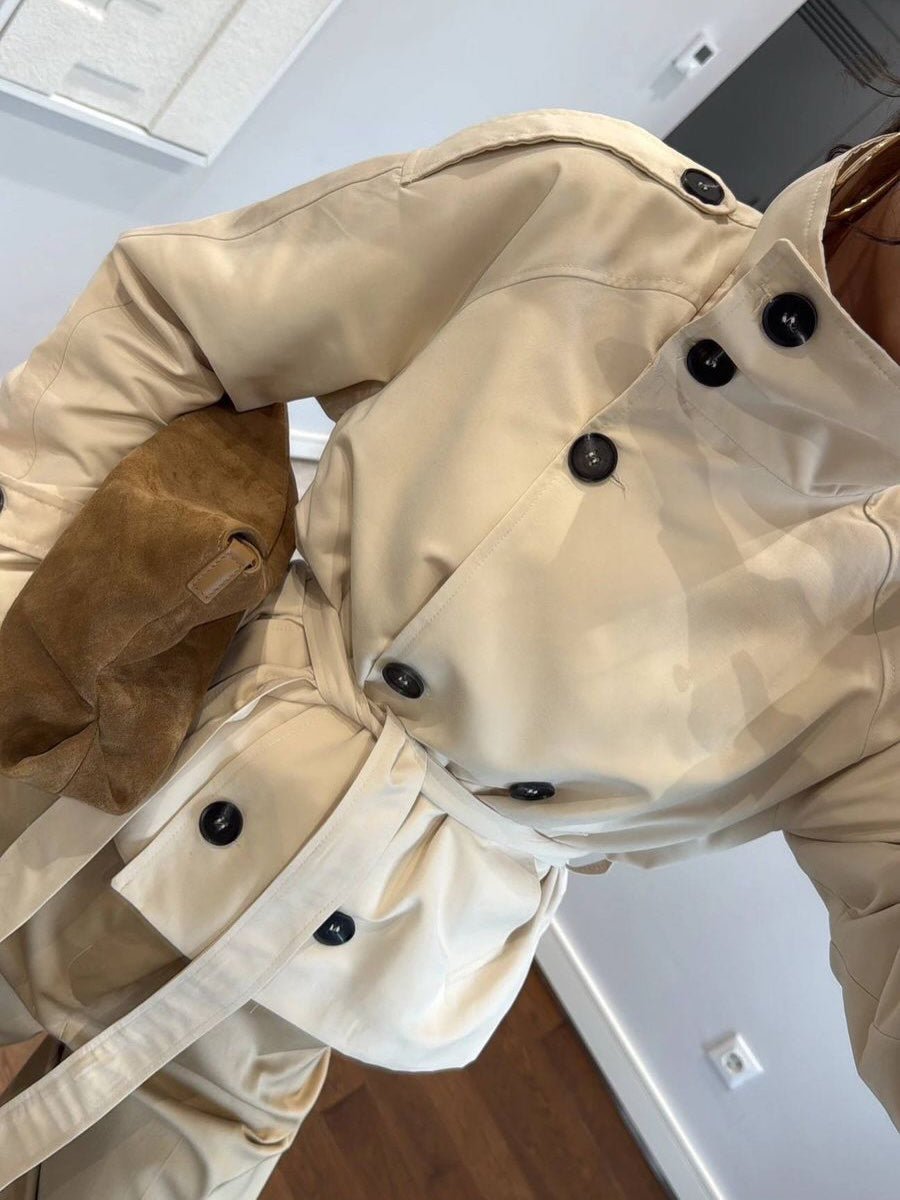 Kara kort trenchcoat med ståkrage