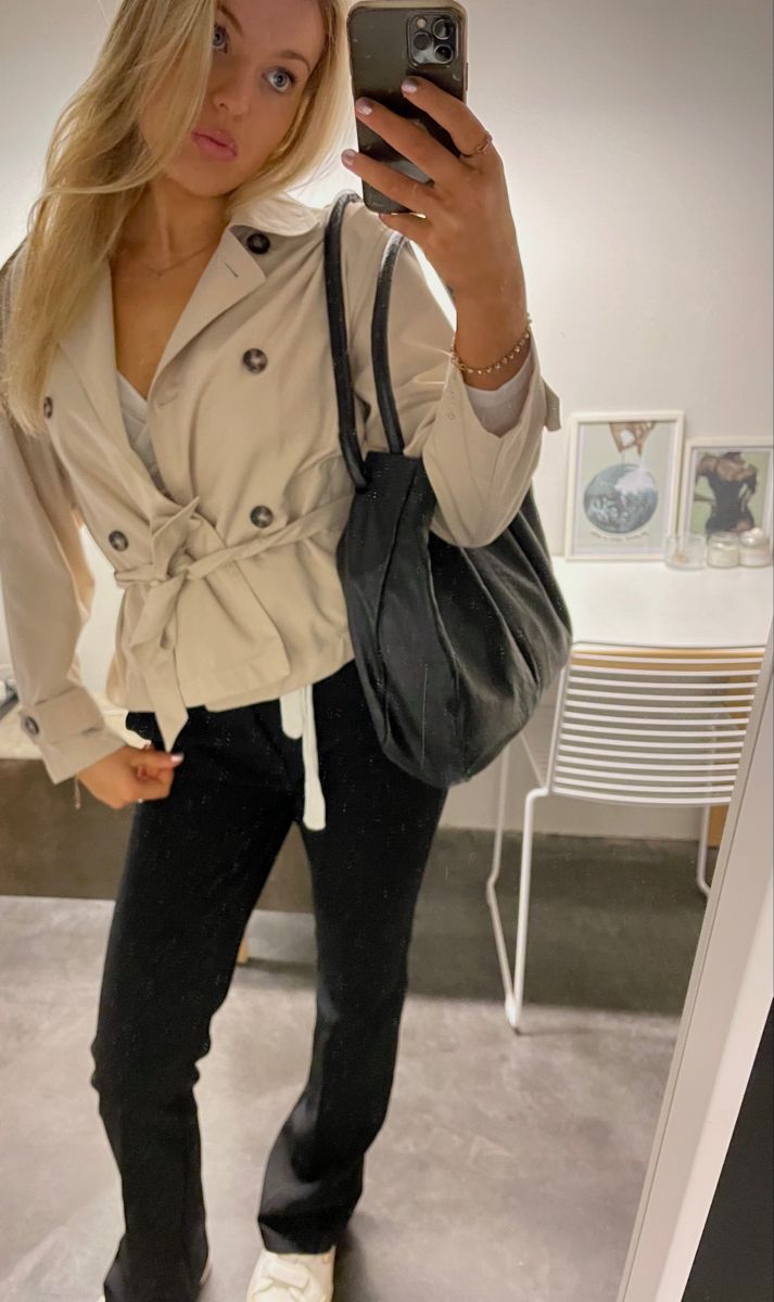 Kara kort trenchcoat med ståkrage