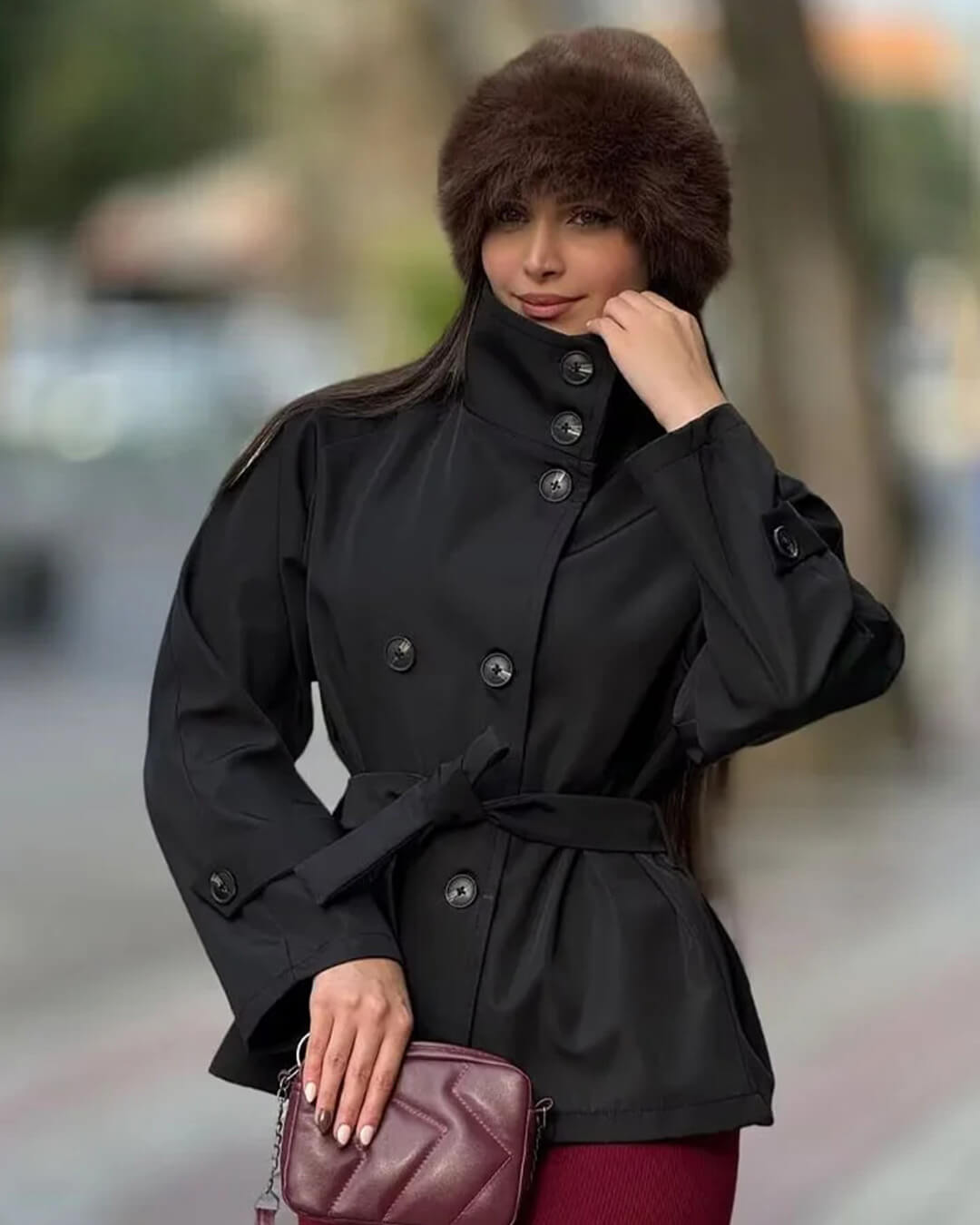 Kara kort trenchcoat med ståkrage