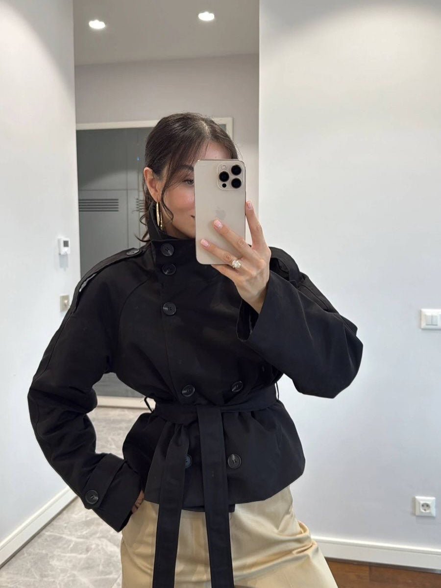 Kara kort trenchcoat med ståkrage