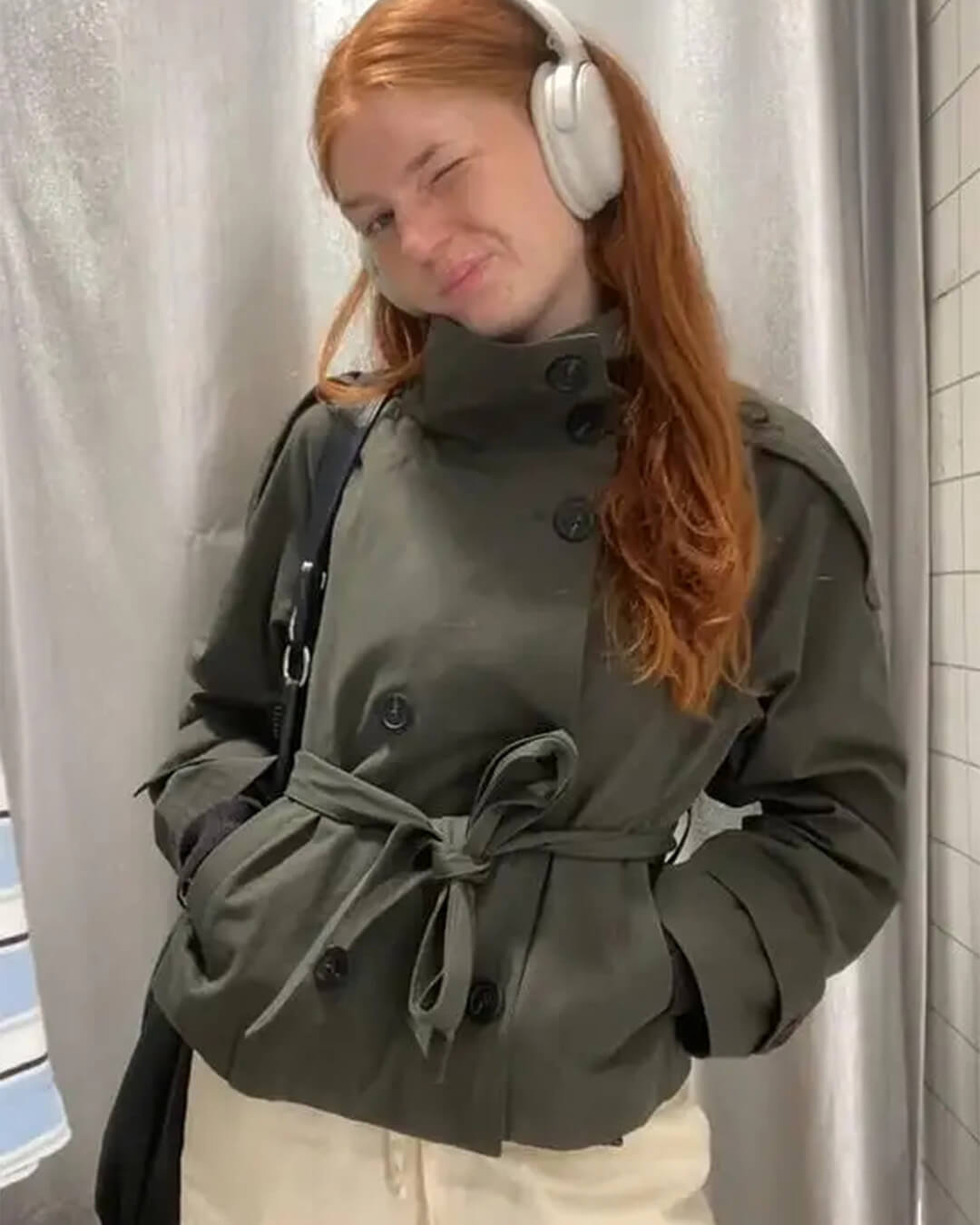 Kara kort trenchcoat med ståkrage