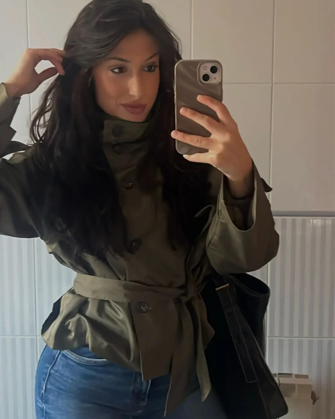 Kara kort trenchcoat med ståkrage