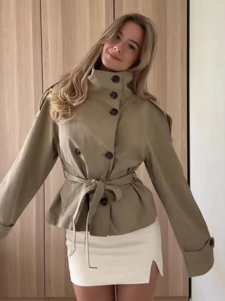Kara kort trenchcoat med ståkrage