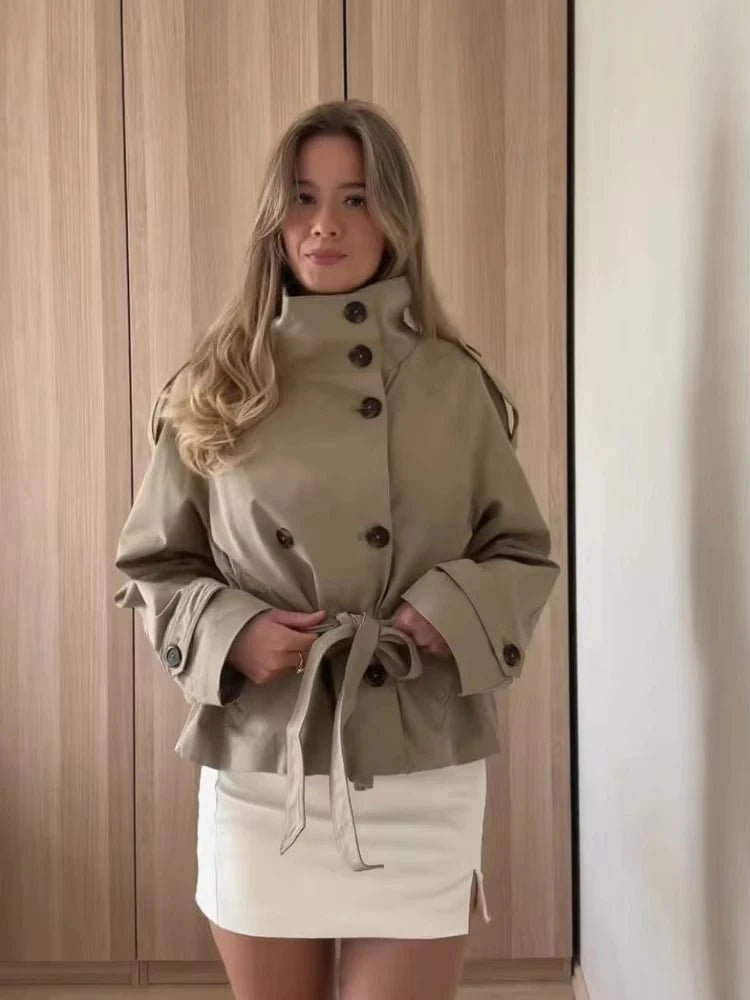 Kara kort trenchcoat med ståkrage