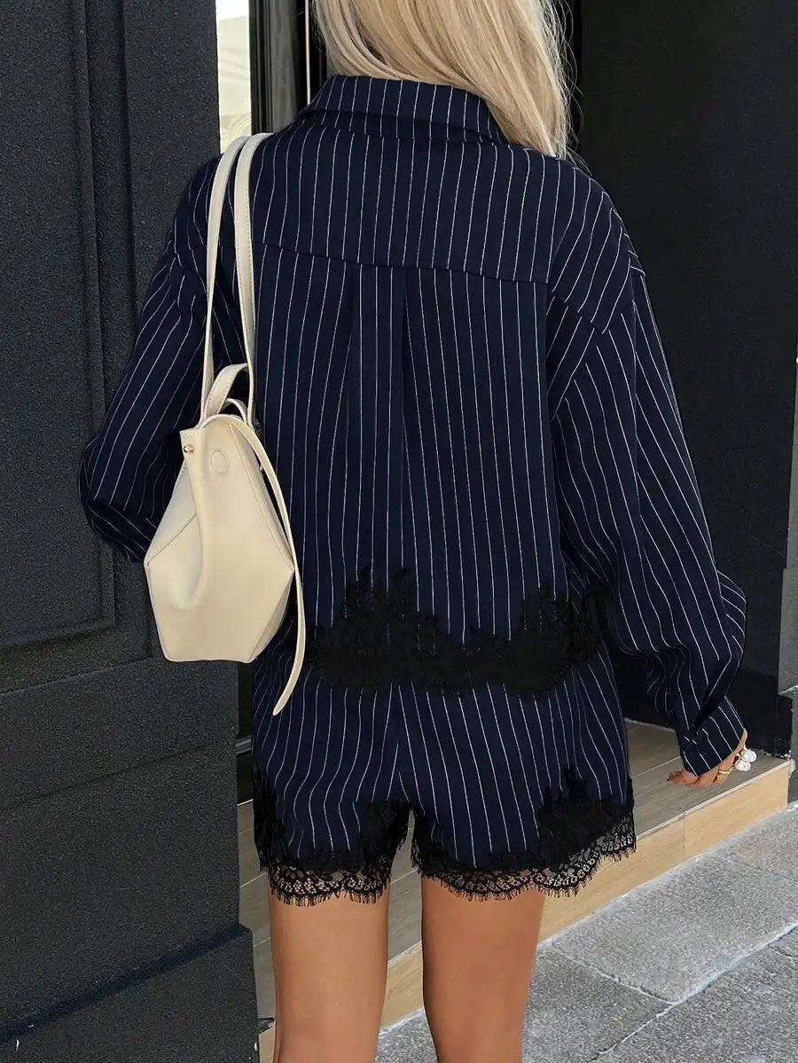 Kate shortssett med nålestriper og blondekant