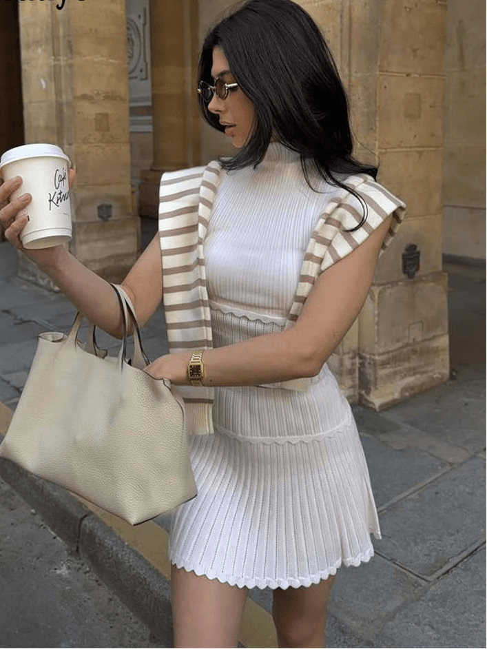 Kelly todelt sett med strikket kort topp og plissert miniskjørt