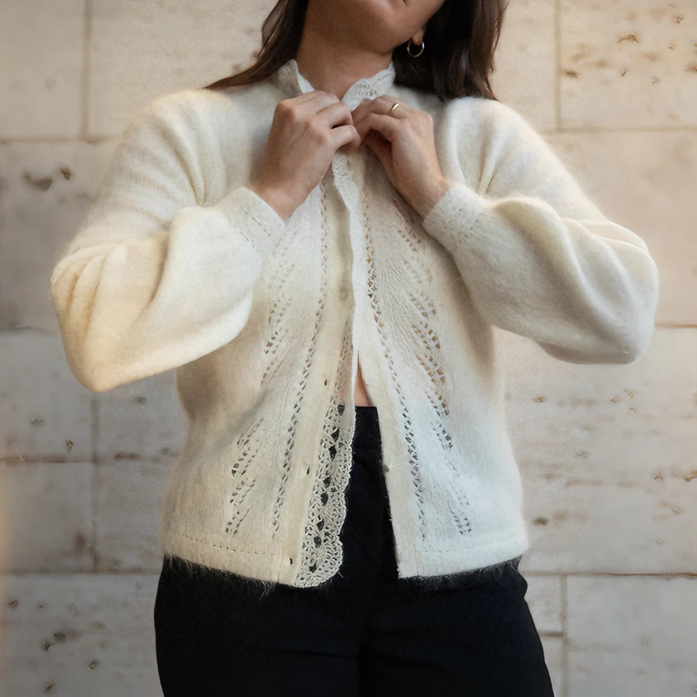 Cardigan med blondeutskjæringer