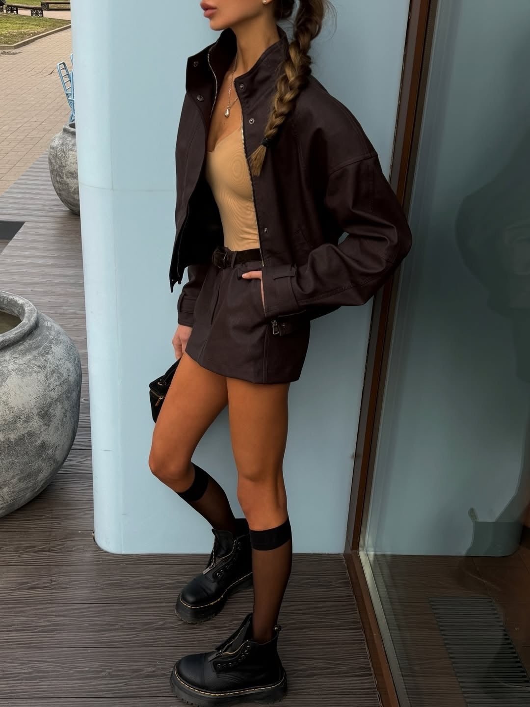 Lara sett med kort semsket kåpe og miniskjørt