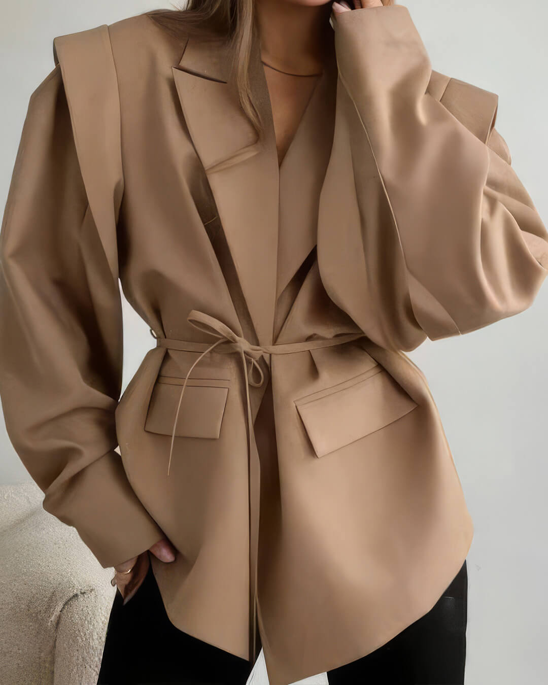 Leandra blazer med vide ermer og belte