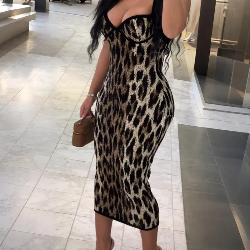 Kira midikjole i leopardmønster med halterneck