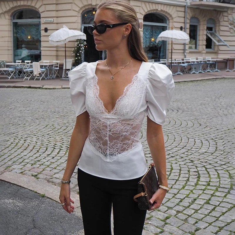 Lily blondetopp med dyp utringning