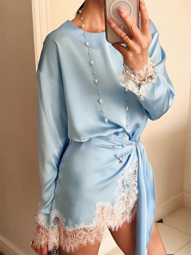Linda satengkjole med blonder og knyte-detalj