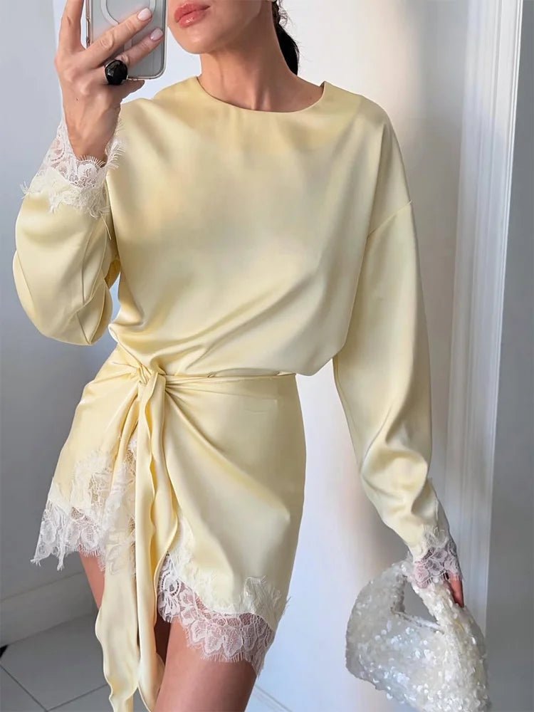Linda satengkjole med blonder og knyte-detalj