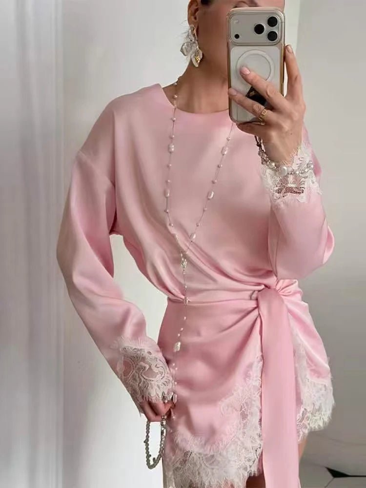 Linda satengkjole med blonder og knyte-detalj