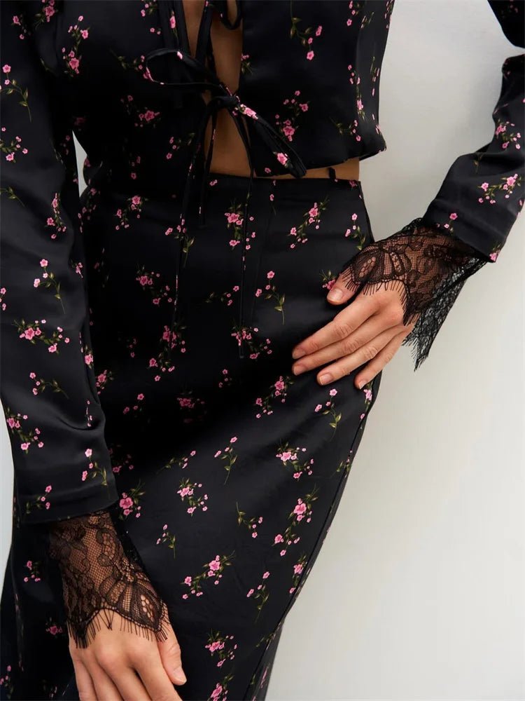 Lisa topp med blondekant og blomstermønster samt maxiskjørt med gjennombrutt design