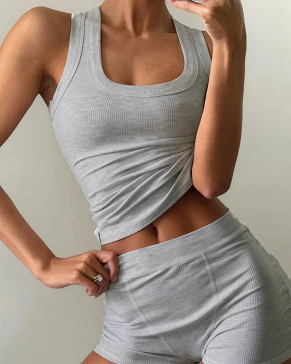 Liza sett med singlet og shorts