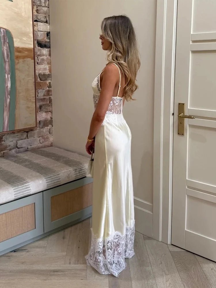Lora satengkjole med blonder og bare skuldre