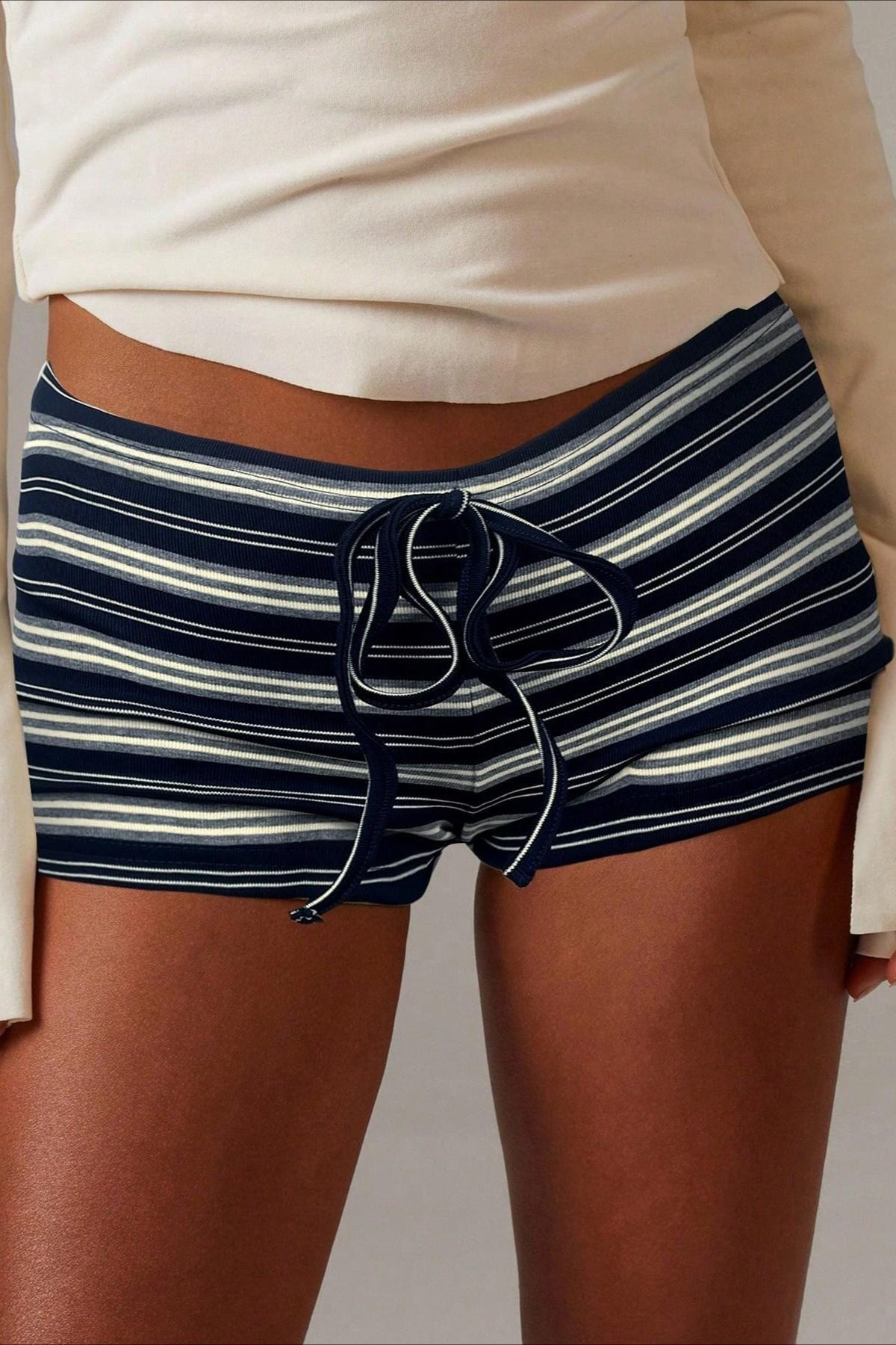 Malina stripete shorts med snøring og lavt liv