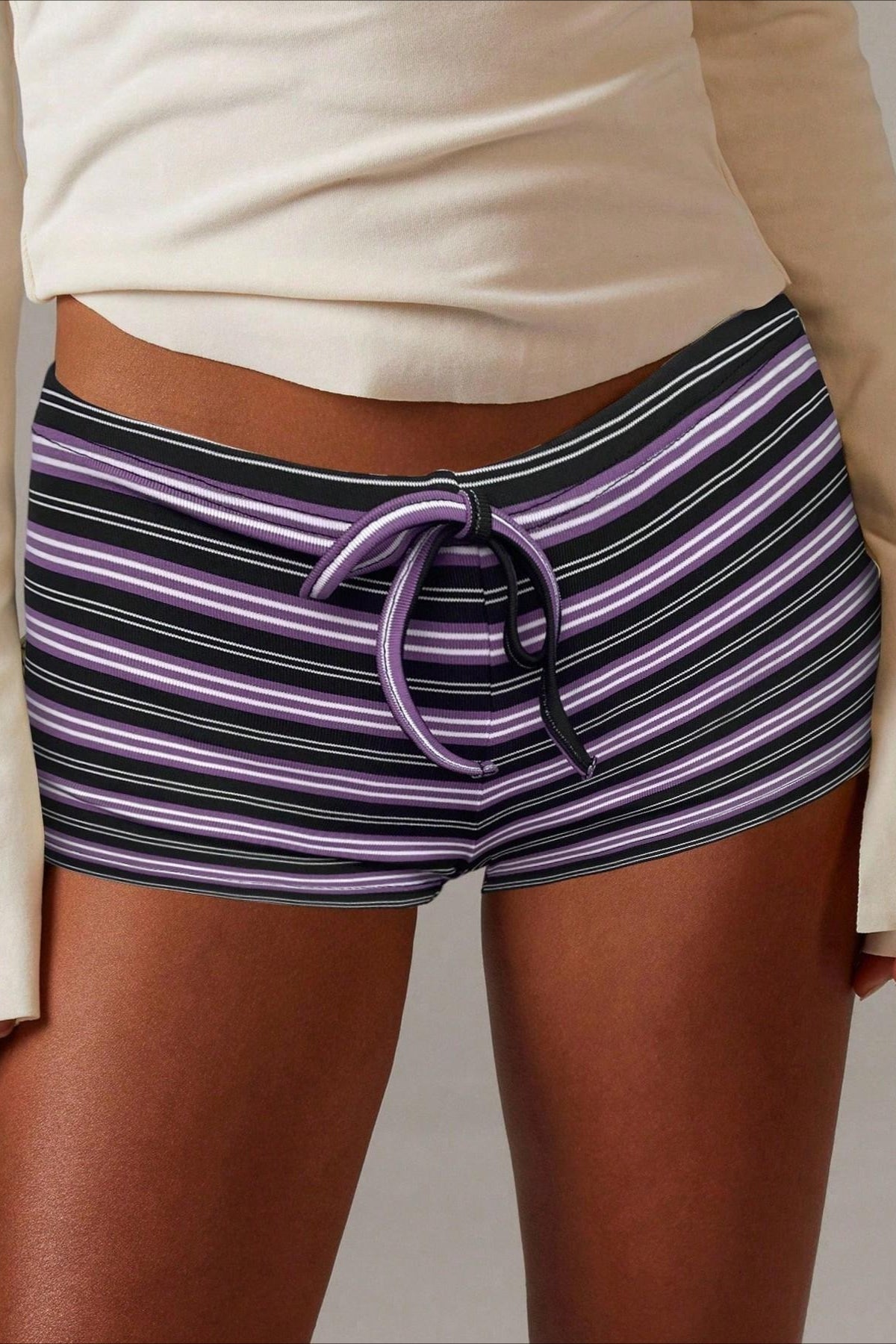 Malina stripete shorts med snøring og lavt liv
