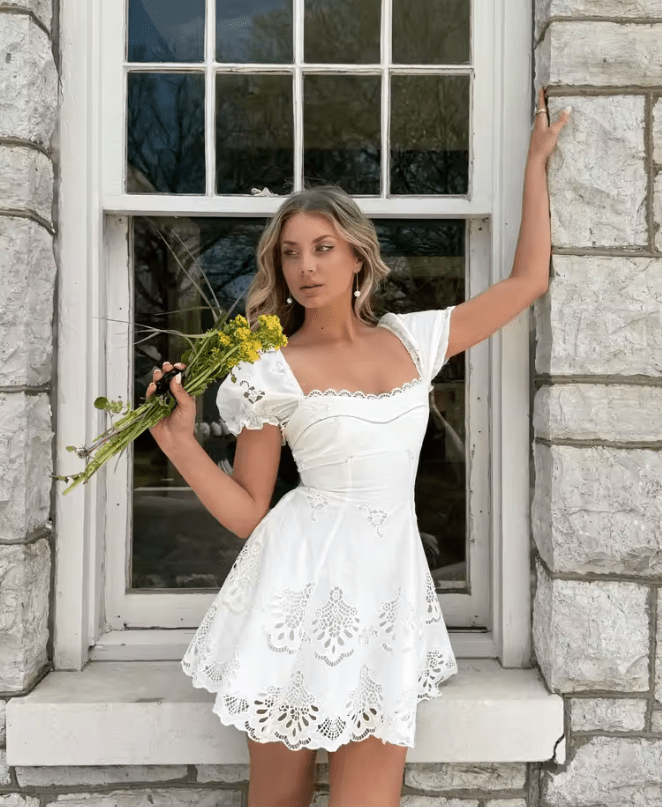Melina minikjole i blonder med gjennombrutt design