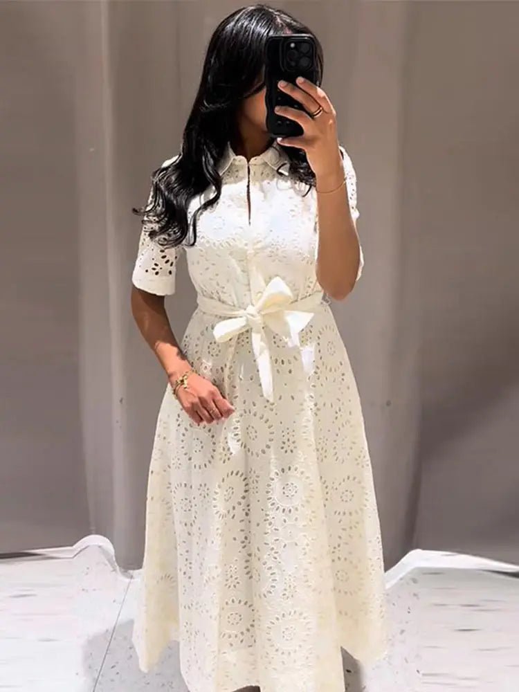 Merida midikjole med broderier, belte og blonder