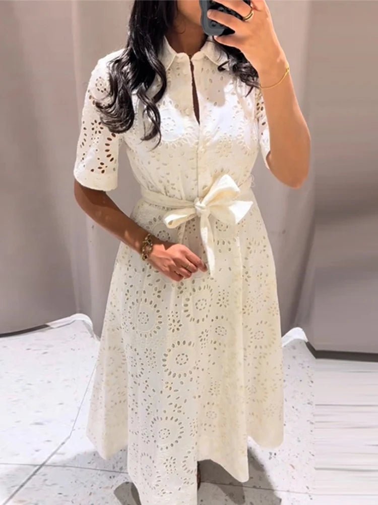 Merida midikjole med broderier, belte og blonder