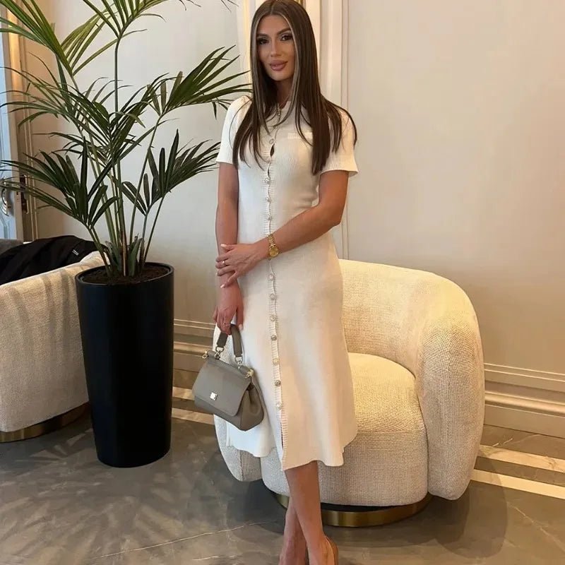 Nerea ribbestrikket kjole med knapper foran