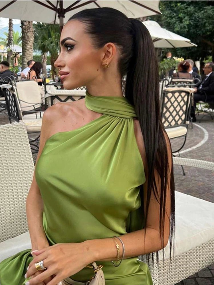 Noor satengkjole med halterneck og åpen rygg